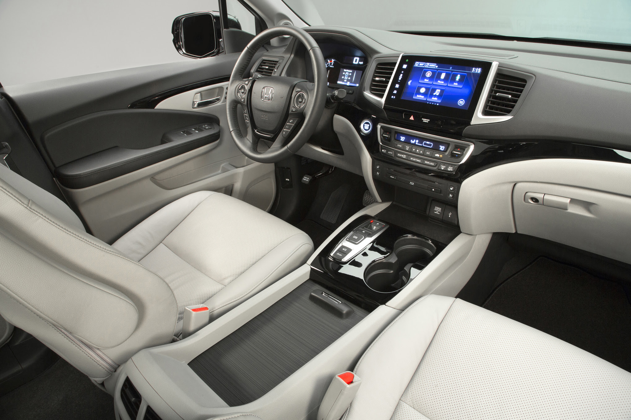 2016-Honda-Pilot-interior-view-02