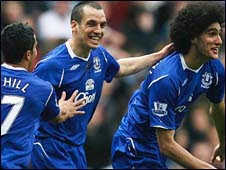 Marouane Fellaini akishangilia na wenzake wa Everton