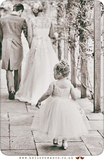 Flower girl cute photo - www.helloromance.co.uk