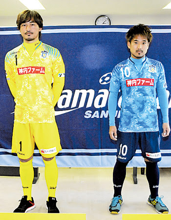 カマタマ今季初の対外戦 荻野ら軽快な動き ｆｃ今治と引き分け カマタマーレ讃岐の新ユニホーム 左はゴールキーパー 右はフィールドプレーヤー 四国新聞社