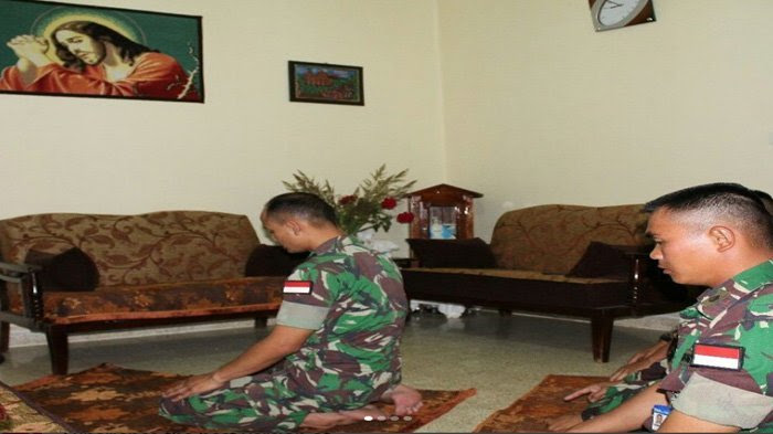 Dumay Heboh ! Foto Prajurit TNI Salat di Depan Lukisan Yesus Jadi Viral di Internet