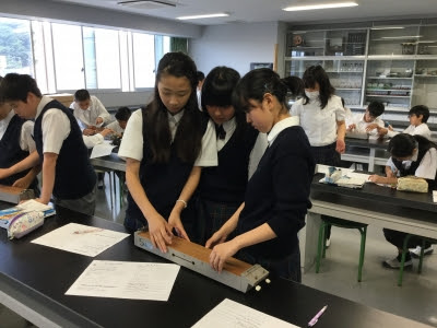 中学理科実験 モノコードを使った音の実験 関東学院六浦中学校