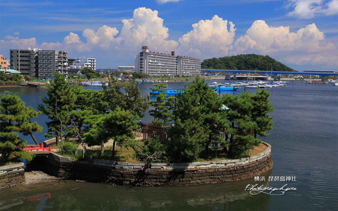 琵琶島神社と入道雲 の壁紙 1280x800