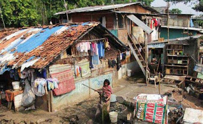Ambon, Malukupost.com - Badan Pusat Statistik (BPS) Provinsi Maluku mencatat pada bulan September 2017 jumlah penduduk miskin di Maluku sebanyak 320,42 ribu jiwa atau sebesar 18,29 persen. "Dibandingkan dengan bulan Maret 2017 yang mencapai 320.51 ribu jiwa, ada penurunan sebesar 18,45 persen atau 90 jiwa. Sedangkan dari sisi persentase, tingkat kemiskinan di Maluku pada September 2017 juga mengalami penurunan sebesar 0,16 persen," kata Kepala BPS Provinsi Maluku, Dumangar Hutauruk, di Ambon, Selasa (2/1).