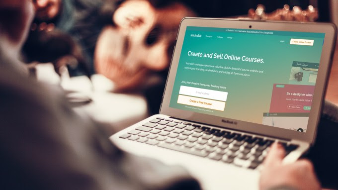 A user sets up an online course via Teachable.com