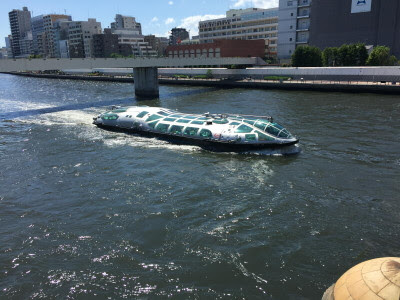 隅田川でカッコイイｓｆ風の船を見た 陽射し