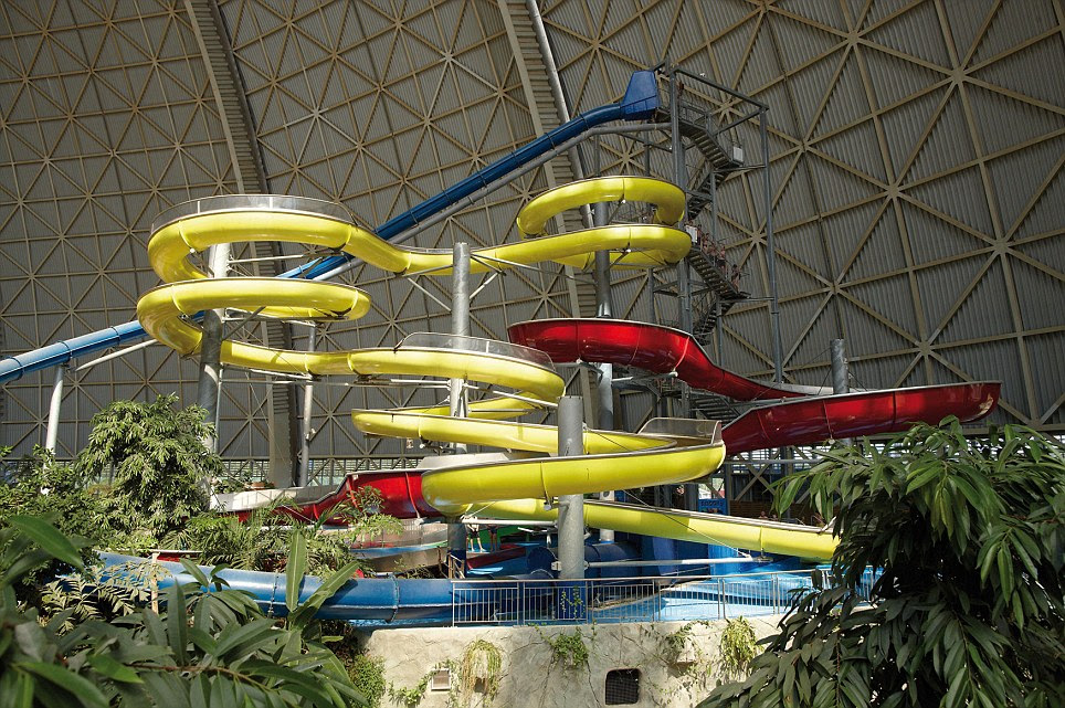 Un montón de espacio para una diapositiva: Los jóvenes (y adultos) se puede disfrutar de la diversión de los toboganes multicolores que se elevan sobre la 'playa' de la cúpula de la