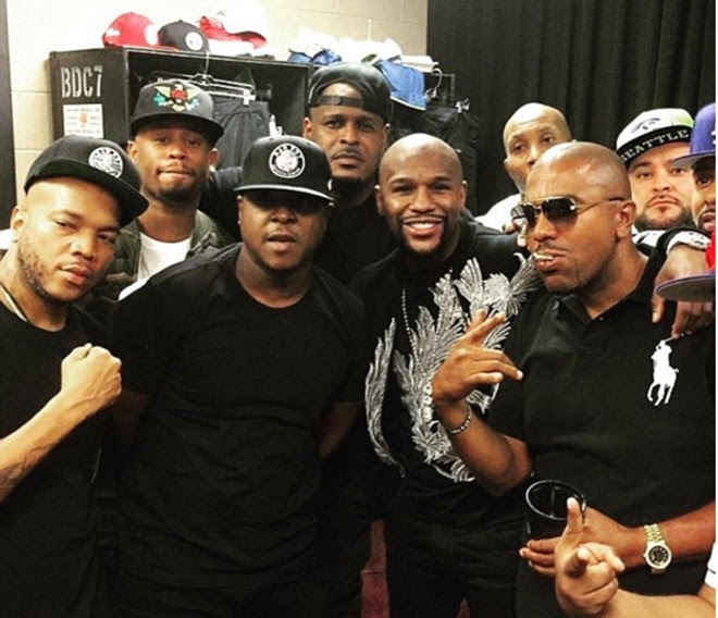 Mayweather khoe triệu đô, ném tiền cho khán giả - ảnh thể thao