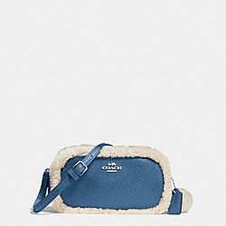 CROSSBODY POUCH IN LEATHER AND SHEARLING - COACH f64706 - SILVER/SLATE/NATURAL