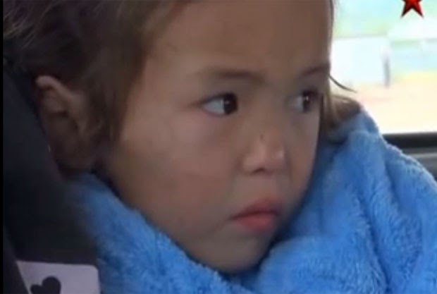 Menina de três anos de idade sobreviveu 11 dias na taiga siberiana, maior floresta do mundo (Foto: Reprodução/YouTube/Александр Гирса Новости)
