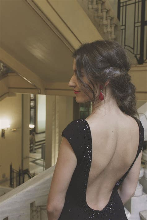 peinado pendientes vestido de espalda descubierta de
