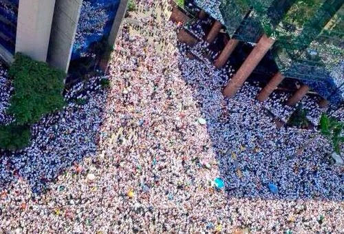 La multitud que protestó hace unos días en Venezuela (Foto: Twitter @ivanna_hurtado)
