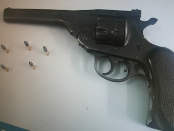 Polícia Civil apreendeu arma de foto utilizada por jovem em crimes em Planaltina, no DF (Foto: Polícia Civil/Reprodução)