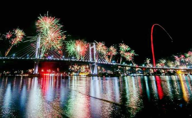 Ambon, Malukupost.com - Gubernur Maluku, Said Assagaff memimpin perayaan malam kunci taong (tutup tahun) 2016 menuju 2017 bersama ribuan warga di Jembatan Merah Putih (JMP) yang membentang diatas Teluk Dalam Ambon, Minggu (1/1) dinihari. Gubernur didampingi Wakil Gubernur, Zeth Sahuburua, Kapolda Maluku, Brigjen Pol. Ilham Salahudin dan Komandan Lantamal IX Ambon, Laksamana TNI. Nur Singgih Prihartono memimpin perhitungan waktu mundur menjelang saat pergantian tahun bersama ribuan warga yang memenuhi jembatan sepanjang 1.140 meter. Malam pergantian tahun tersebut dimeriahkan dengan letusan kembang api ditembakan warga dari atas JMP maupun sepanjang pesisir pantai desa Galala, Poka dan Rumah Tiga ke angkasa, membuat suasana sekitar Teluk Dalam Ambon dan JMP menjadi terang benderang. Warna-warni kembang api yang ditembakan dari beberapa sisi jembatan yang menjadi ikon kemajuan pembangunan di Maluku tersebut, menghasilkan kilauan cahaya diatas permukaan air laut di Teluk Dalam Ambon.