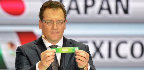 Secretário-geral da Fifa exibe um dos papeis no sorteio das chaves da Copa das Confederações. 