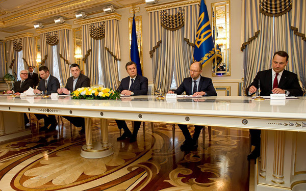 Tak wyglądało podpisanie porozumienia pomiędzy Wiktorem Janukowyczem i liderami opozycji