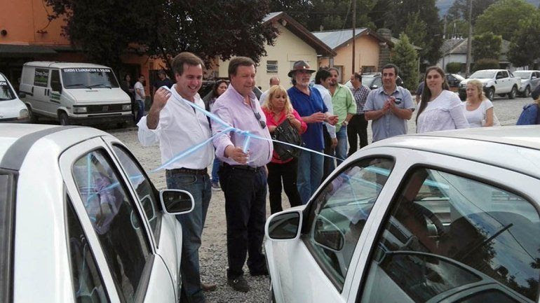 Weretilneck entregó aportes y vehículos para el Municipio de El Bolsón.