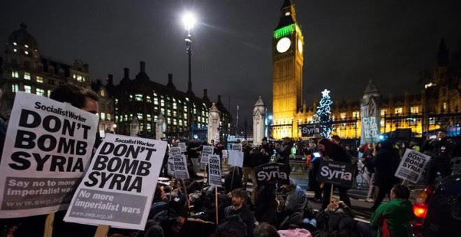 Manifestantes protestan contra los ataques aéreos en Siria frente al Parlamento en Londres (Reino Unido).
