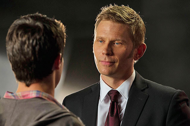 The Tomorrow People -- "In Too Deep" -- Image Number: TP102B_7520.jpg —Pictured (L-R): Robbie Amell as Stephen and Mark Pellegrino as Dr. Jedikiah Price --   Photo: Jack Rowand/The CW -- © 2013 The CW Network, LLC. All rights reserved.