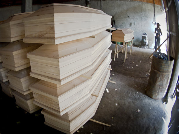 Caixões estocados em loja da Romênia. (Foto: Vadim Ghirda/AP)