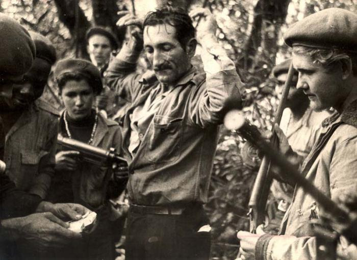 Los milicianos capturan a un alzado. Lucha contra bandidos. Marzo 1961.
Archivo de Bohemia


Actc0115