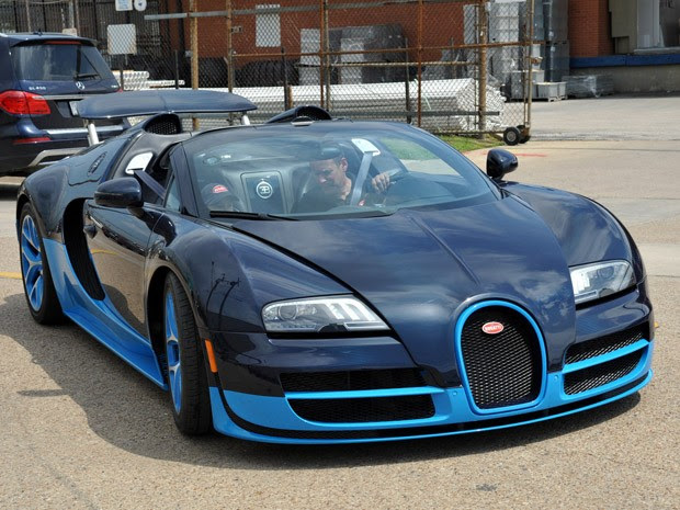 Michael Hollis a bordo do Bugatti Veyron 16.4 Grand Sport Vitesse (Foto: Divulgação)
