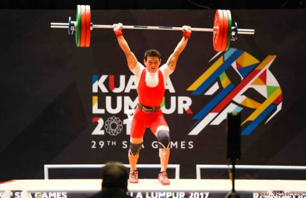 Lực sĩ Thạch Kim Tuấn có màn đăng quang ngoạn mục hạng 56 kg nam. ẢNH: PHẠM HUY