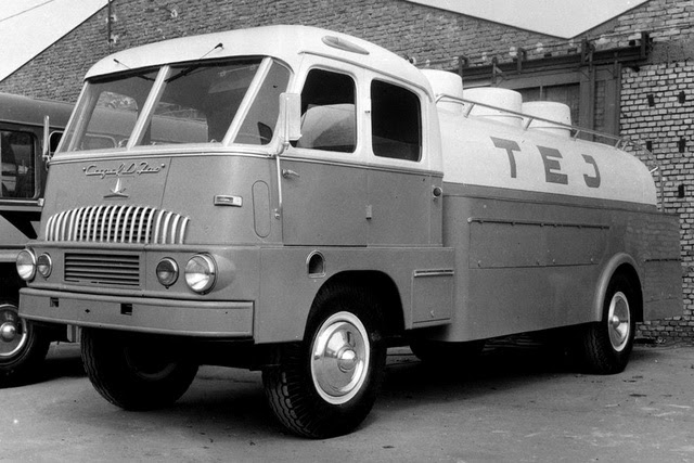 A Csepel D-700-asok fülkéjén egy ideig Ikarus logó volt látható