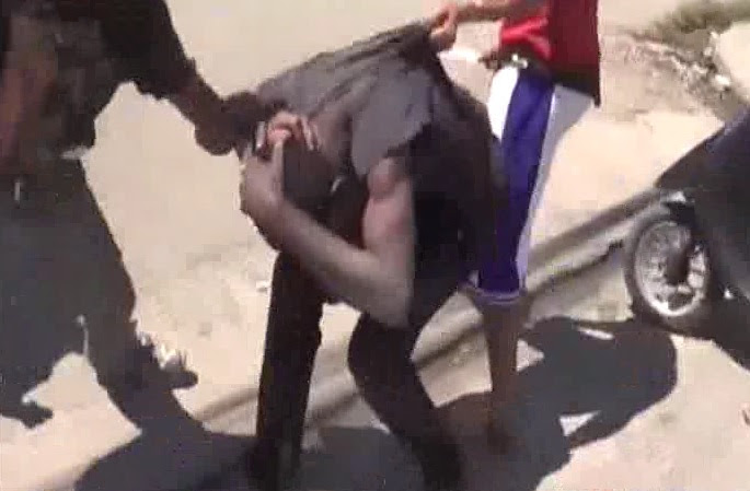 Multitud intenta linchar hombre obligó a sus hijas a ingerir veneno
