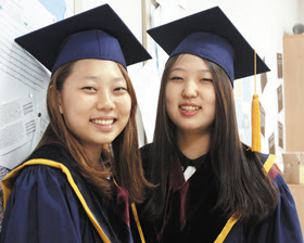 
 이채윤(카네기멜론대 합격·사진 왼쪽)씨와 박지영(런던정치경제대 합격)씨.
