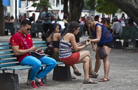 El objetivo del año es brindar el servicio de conectividad en al menos tres parques de cada municipio capitalino más zonas importantes. Foto: Ladyrene Pérez / Cubadebate