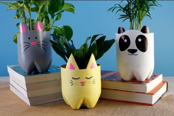  Membuat  Kerajinan Tangan dari Botol Plastik Bekas 