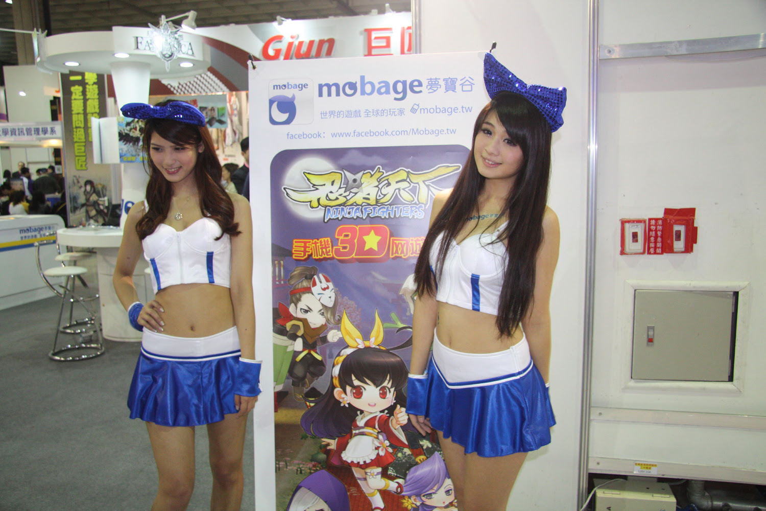 DeNA Chinaブースはかなり特殊で、試遊台を一切置かず、自分のスマートフォンをコンパニオンに手渡すことで、彼女たちがアプリのインストールや遊び方を教えてくれるというもの。コロンブスの卵的な試遊スタイルと言えるかもしれない