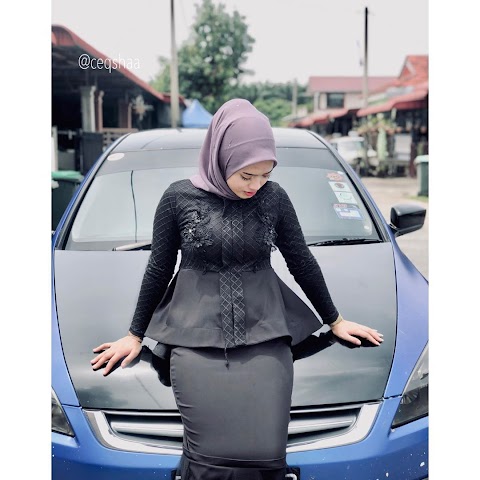 gadis melayu dalam kereta
