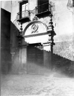 Portada de frontispicio de vuelta redonda en su primitivo emplazamiento en la antigua Cuesta de la Portería o Portería de la Trinidad, en las casas que dieron origen al desaparecido convento de San Marcos. Foto Rodríguez a comienzos del siglo XX