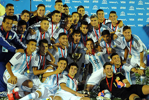 Los argentinos festejan con el trofeo de campeón Sudamericano Sub 20.