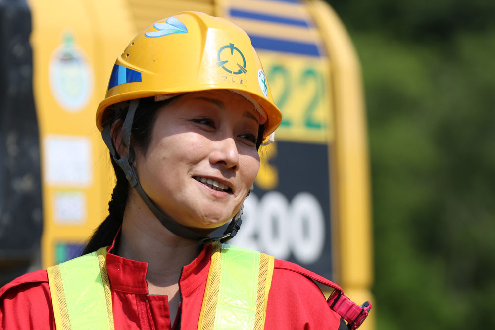 社員インタビュー 重機オペレーター 對馬 貴子 南部建設株式会社南部建設株式会社