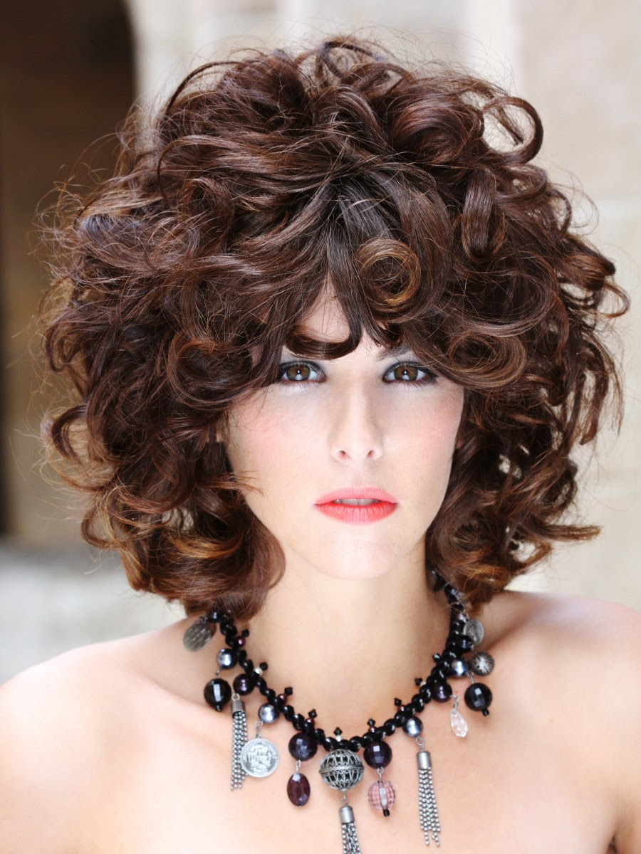Hairstyle with large curls of different sizes and strenghts