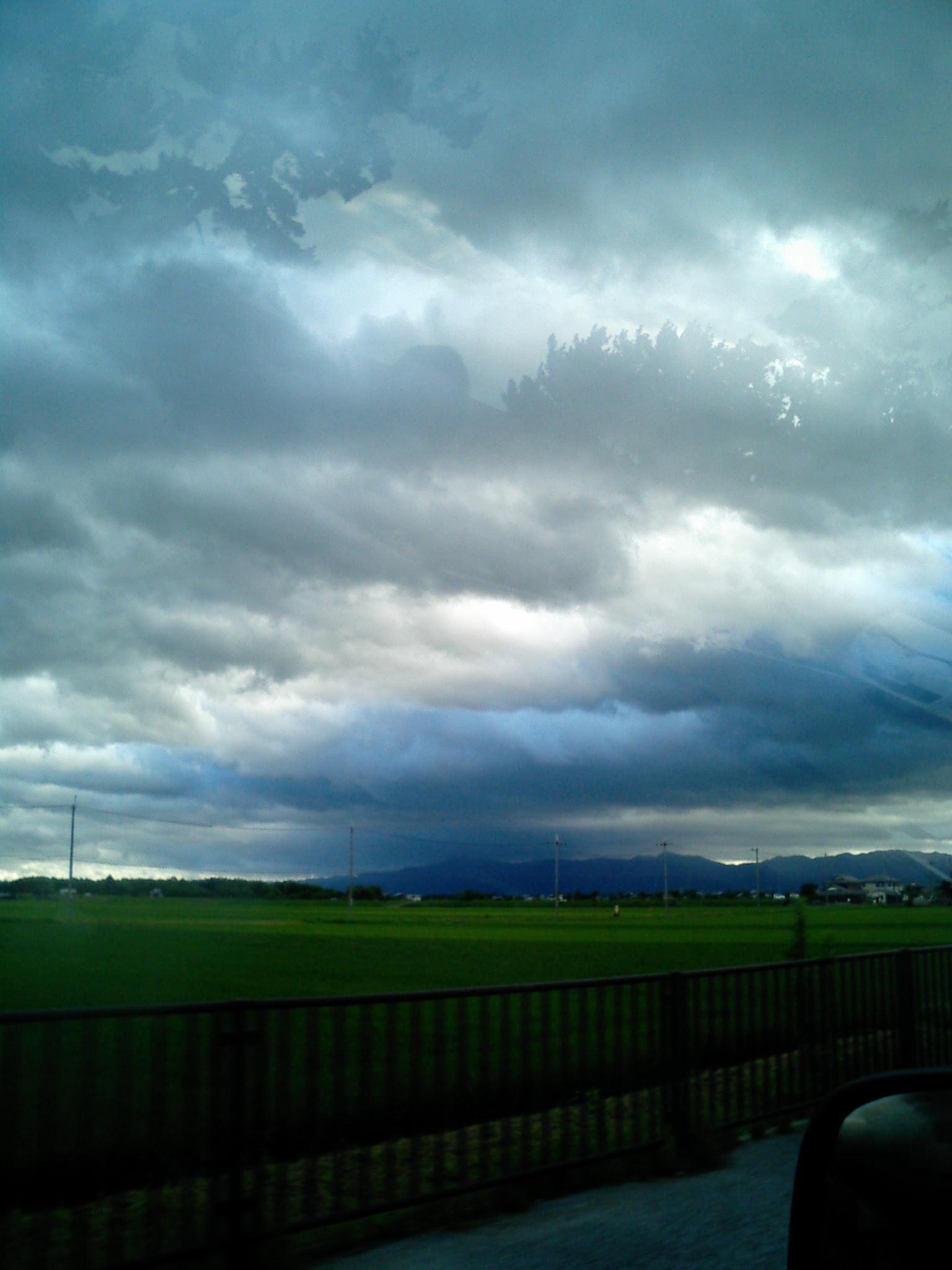 不思議な空 笑う門に福来る