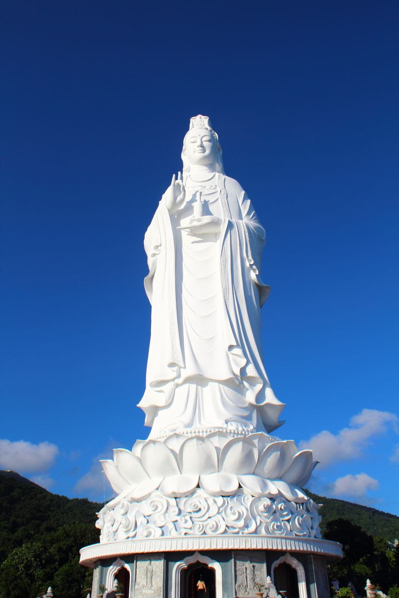 ベトナム ダナン リンウン寺 レディブッダ 泉美咲月の死ぬまでに拝みたい世界の巨大神仏像 泉美咲月の開運は一日にして成らず