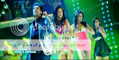 http://i347.photobucket.com/albums/p464/blogspot_images1/Bachna%20Ae%20Haseeno/09.jpg