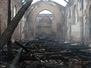 Interior da igreja ficou destruído (Foto: Junior Careca/Divulgação)
