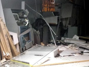 Explosão danifica cinco caixas eletrônicos de agência bancária em Piracanjuba, Goiás (Foto: Reprodução/ TV Anhanguera)