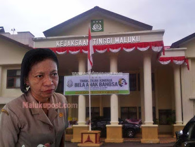 Ambon, Malukupost.com - Tim penyidik Kejaksaan Tinggi (Kejati) Maluku mengagendakan pemanggilan ulang Kepala Dinas Energi dan Sumberdaya Mineral (ESDM) setempat, Martha Nanlohy untuk dimintai keterangan dalam kasus gratifikasi. "Rencana pemanggilan ulang ini dilakukan setelah Martha pada Rabu (19/10) tidak memenuhi panggilan tim penyidik," kata kata Kasie Penkum dan Humas Kejati Maluku, Sammy Sapulette, di Ambon, Kamis (20/10). Martha akan dimintai keterangan lanjutan terkait dugaan skandal gratifikasi dana miliaran rupiah yang ditransfer PT. Buana Pratama Sejahtera (BPS) melalui rekeningnya. Sebelumnya Kasie Penyidikan Kejati Maluku, Ledrik Takandengan menjelaskan anggaran tersebut diberikan pihak PT. BPS agar mendapatkan jatah pembersihan sedimen mengandung merkuri di daerah Gunung Botak dan sekitarnya pada 2015 akibat aktivitas penambangan emas tanpa izin. Menurut Ledrik, tim penyidik saat ini telah meminta keterangan dari lima orang yang diduga memiliki keterkaitan erat dalam perkara tersebut, termasuk pihak PT. BPS serta Kadis Pertambangan Pemkab Buru karena mereka memiliki andil dalam kegiatan survei lokasi yang mengandung logam mulia tersebut. PT. BPS adalah perusahaan yang mengangkat sedimen mengandung merkuri di gunung Botak melalui penandatanganan kesepahaman (MoU) dengan Pemprov Maluku dan ditindaklanjuti dengan penerbitan surat perintah kerja (SPK) dari Dinas ESDM setempat tanpa melibatkan DPRD. Kemudian untuk memperlancar pembersihan lahan di gunung Botak, perusahaan ini menyetorkan dana sekitar Rp5,14 miliar ke Pemprov Maluku untuk melakukan empat item pekerjaan lapangan sesuai yang tertera dalam surat kontrak kerja. Pekerjaan itu mencakup kegiatan lain pra sosialisasi dan pengamatan, sosialisasi lingkungan dan sosialisasi pertambangan, penyisiran/pengosongan dan penempatan pos penjagaan, hingga honor tim terpadu. Kemudian pada Maret 2016 , Komisi B DPRD Maluku mengundang Martha dan pihak PT. BPS untuk rapat kerja terkait aliran dana dari perusahaan tersebut kerekening Martha sebesar Rp5,14 miliar. Namun pimpinan dan seluruh anggota komisi B DPRD Maluku sepakat memutuskan tidak lagi melanjutkan rapat kerja dengan direksi PT. BPS karena tidak menghormati undangan resmi legislatif untuk membahas penanganan sedimen mengandung merkuri di pulau Buru. Ketua Komisi B DPRD Maluku, Rein Toumahuw mendukung aparat kejaksaan dalam membongkar kasus dugaan gratifikasi, terkait adanya aliran dana Rp13 miliar lebih dari PT. BPS ke Pemprov Maluku melalui rekening pribadi Martha Nanlohy. (MP-5)