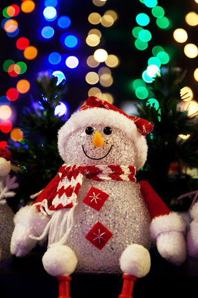 にっこりと笑顔の表情がかわいいクリスマスのスノーマンの写真素材