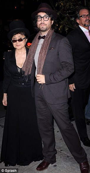 Tua madre dovrebbe sapere: Yoko Ono è arrivato con il figlio Sean Lennon, entrambi indossano cappelli