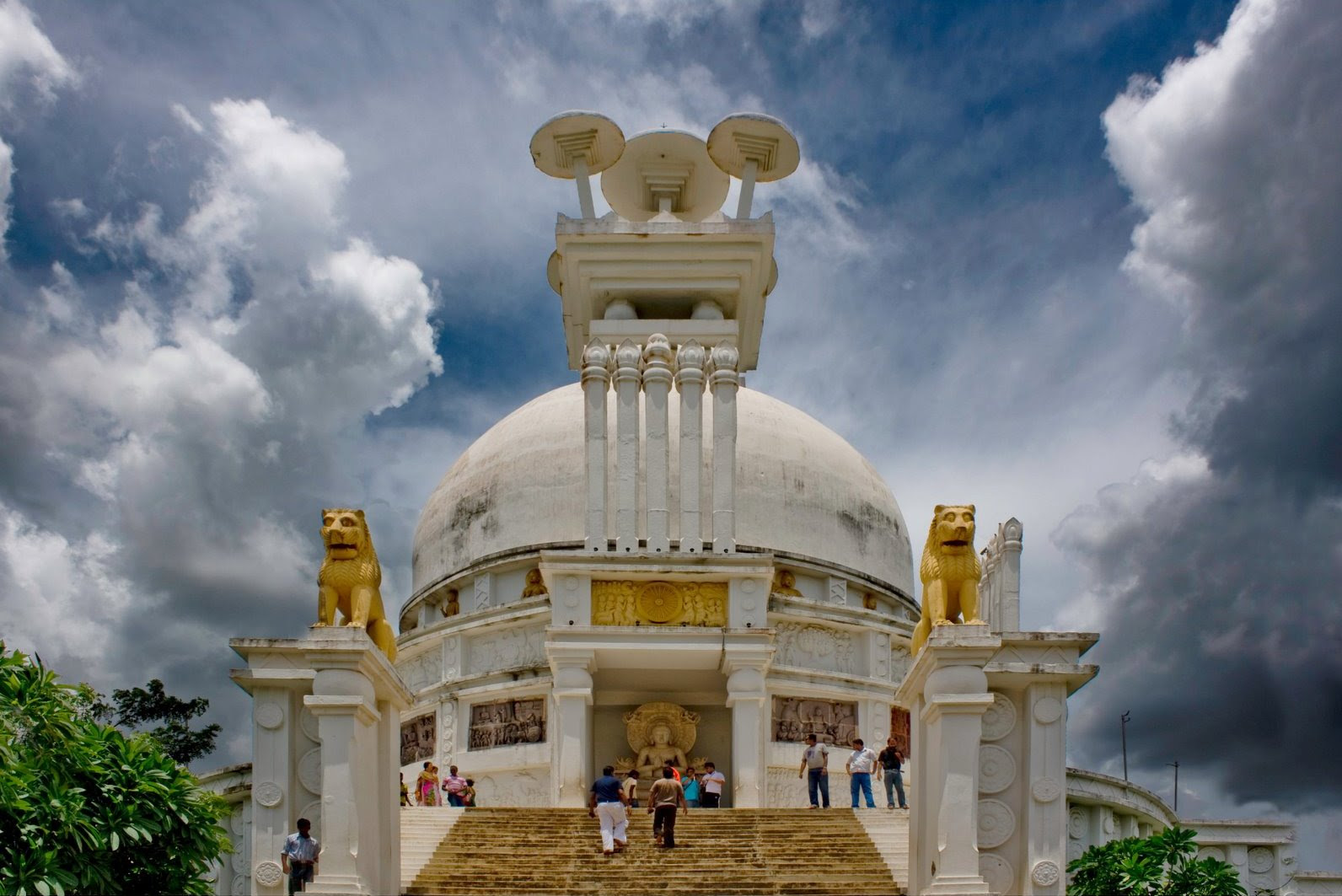 http://upload.wikimedia.org/wikipedia/commons/d/d6/Dhauli-Giri-Shanti-Stupa-Bhubaneswar-Orissa.jpg