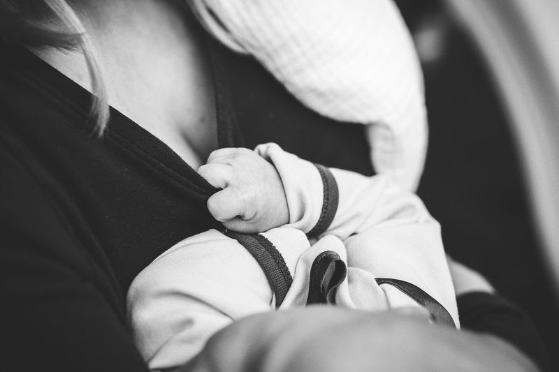 Profesjonalnie zrealizowane ubrania dla karmiących mam
