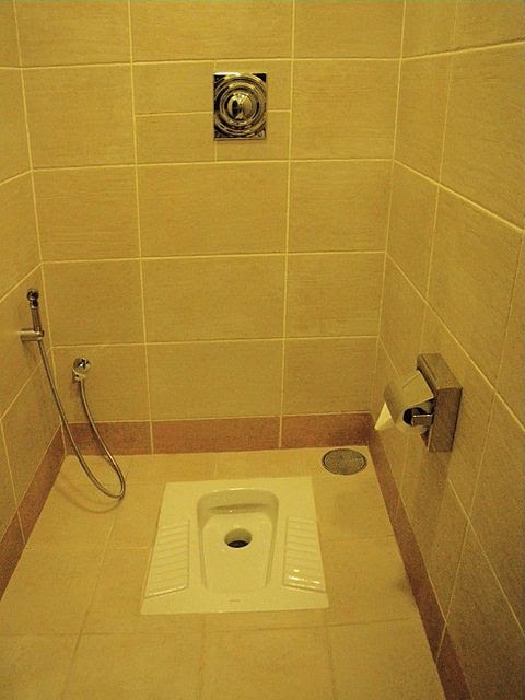 kamar mandi minimalis wc jongkok modern