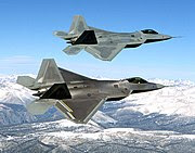 அமெரிக்காவின் அதி நவீன போர் விமானம் F-22. பல நோக்கு  stealth வகை தாக்குதல் விமானமான இது தானே தரவுகளைத் திரட்டி தாக்குதல் இலக்குகளை துள்ளியமாக இனங்காட்டக் கூடியது.